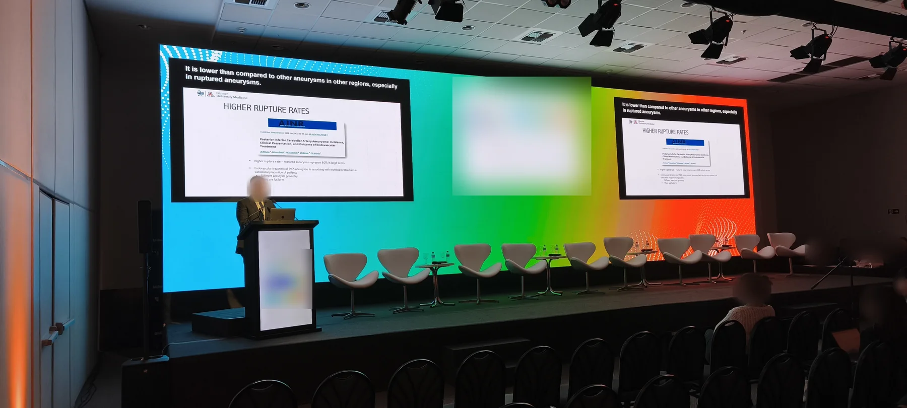 Auditório de congresso com legenda ao vivo projetada no topo do telão principal